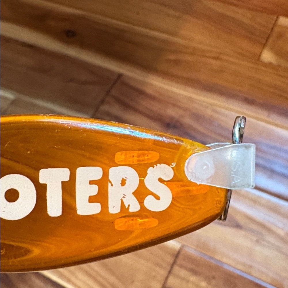 Hooters Translucent Orange Surfboard Keyring - Picture 4 of 6